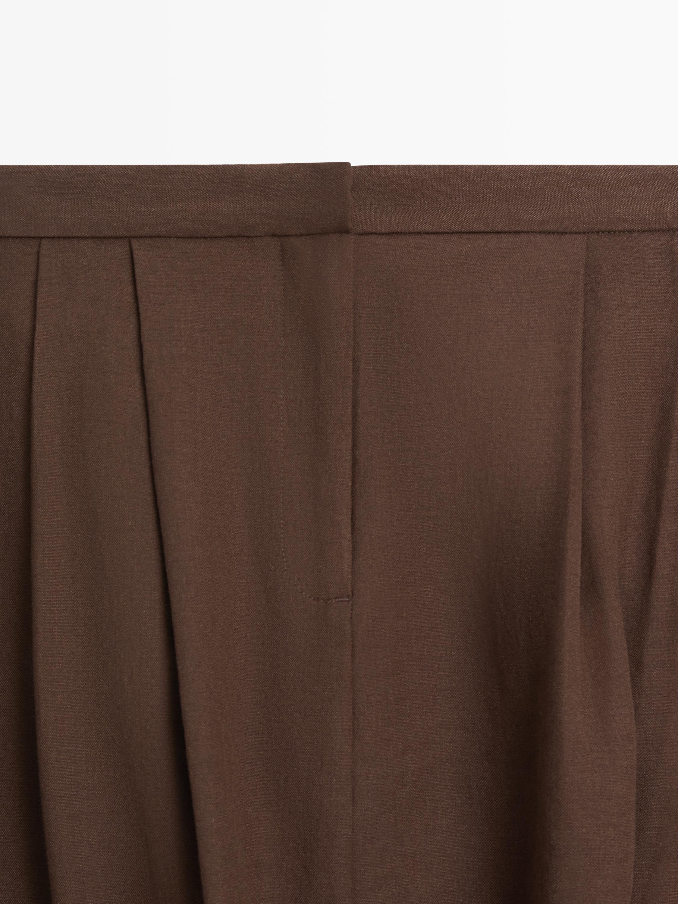 Baggy trousers with pleated details